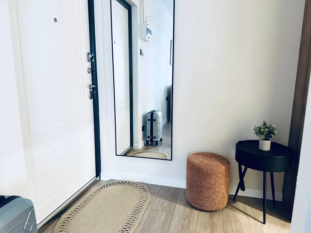 Поделам Квартира с балконом у арены Трактор