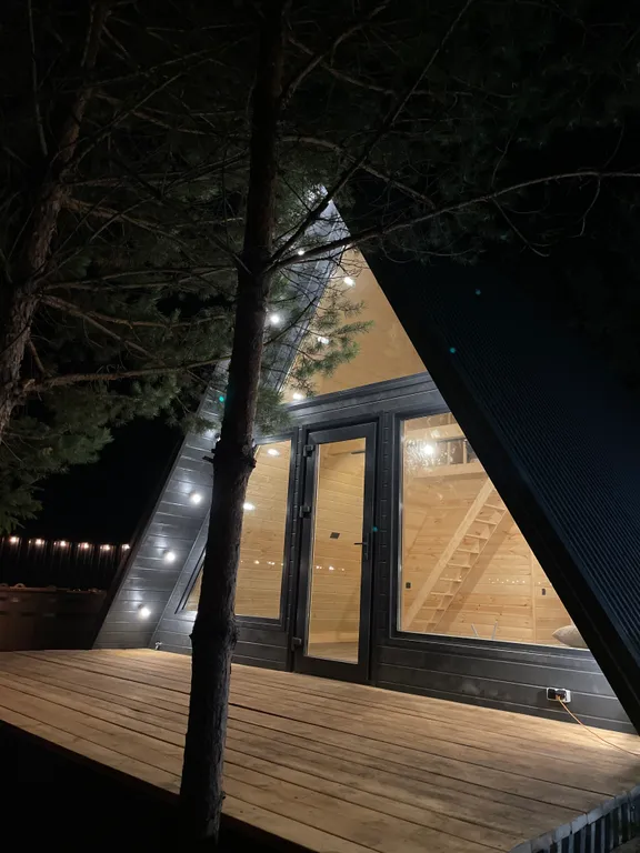 Глэмпинг в сосновом лесу