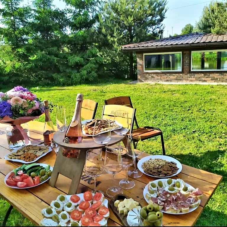 Дом с шикарной беседкой на озере