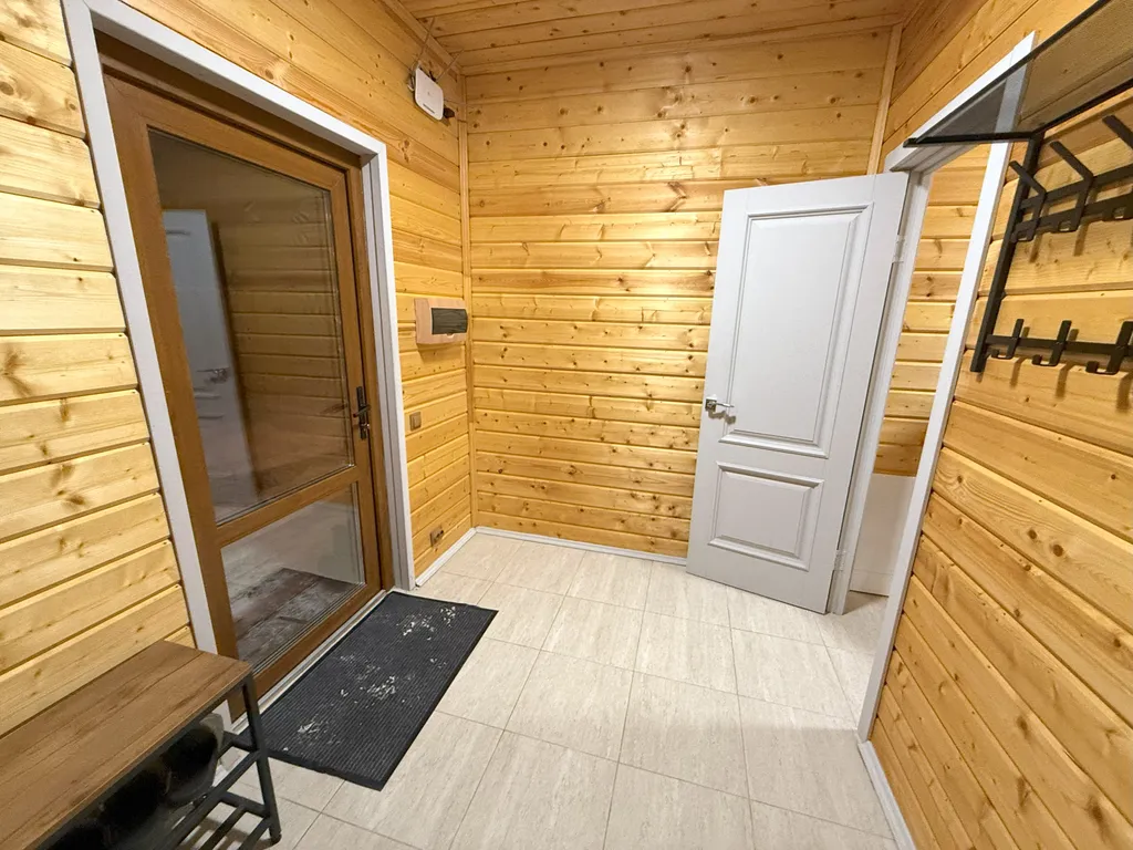 А-фрейм шалаш у леса