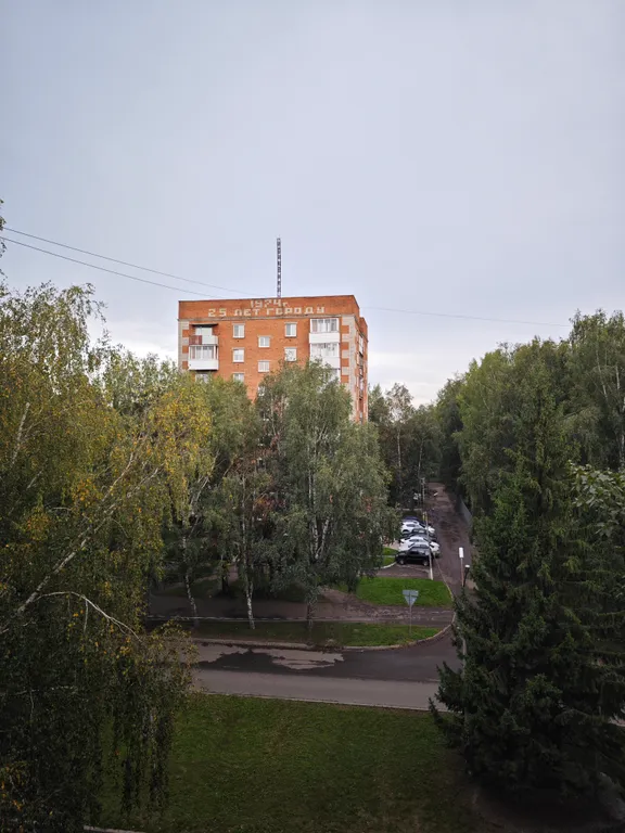 Калина Юрга у кинотеатра Эра