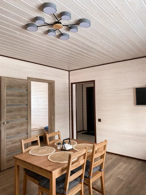 Дом в скандинавском стиле на берегу реки