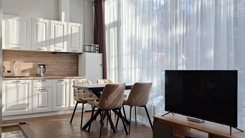 Панорамная студия с видом на горы в центре Красной Поляны. Балкон.