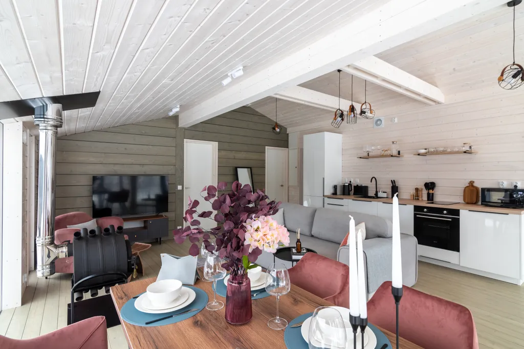 Уютный дом с панорамными окнами и видом на природу