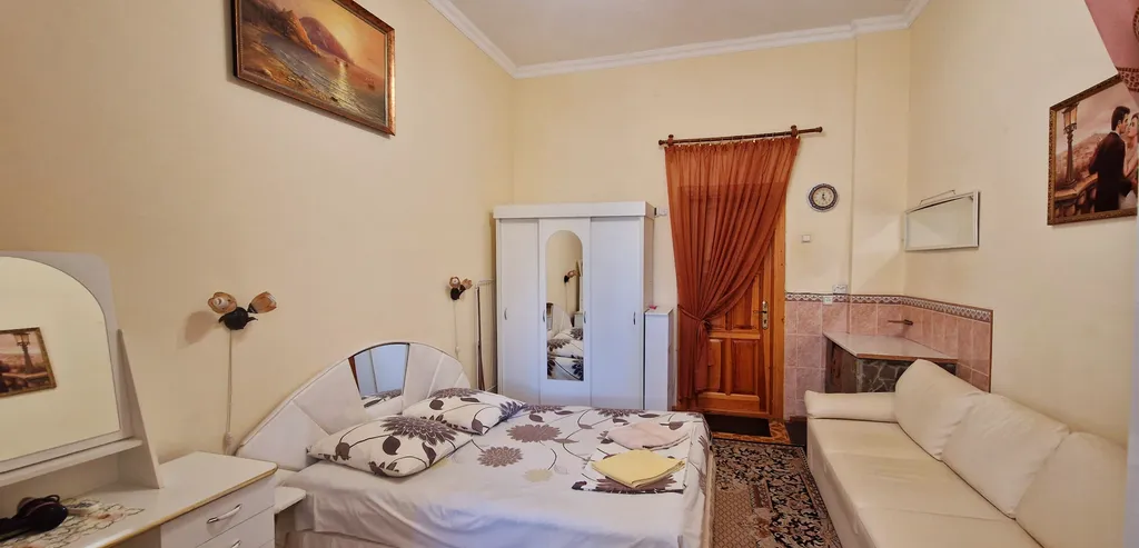 Комната с балконом в старинном доме