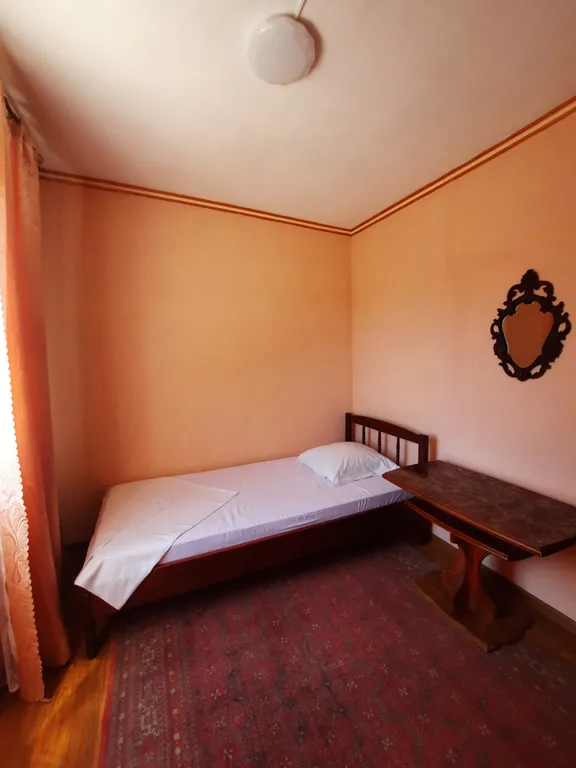 Комната с видом на горы и лес