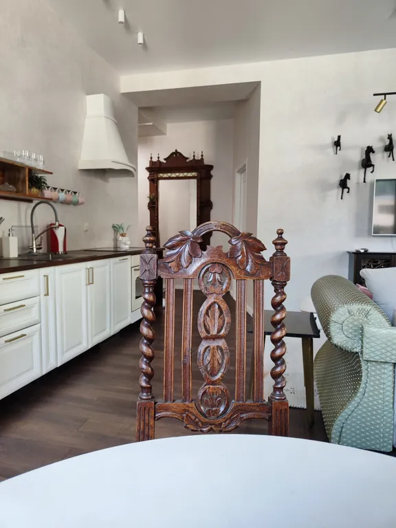 Трёхкомнатная квартира с элементами колониального стиля у подъемника