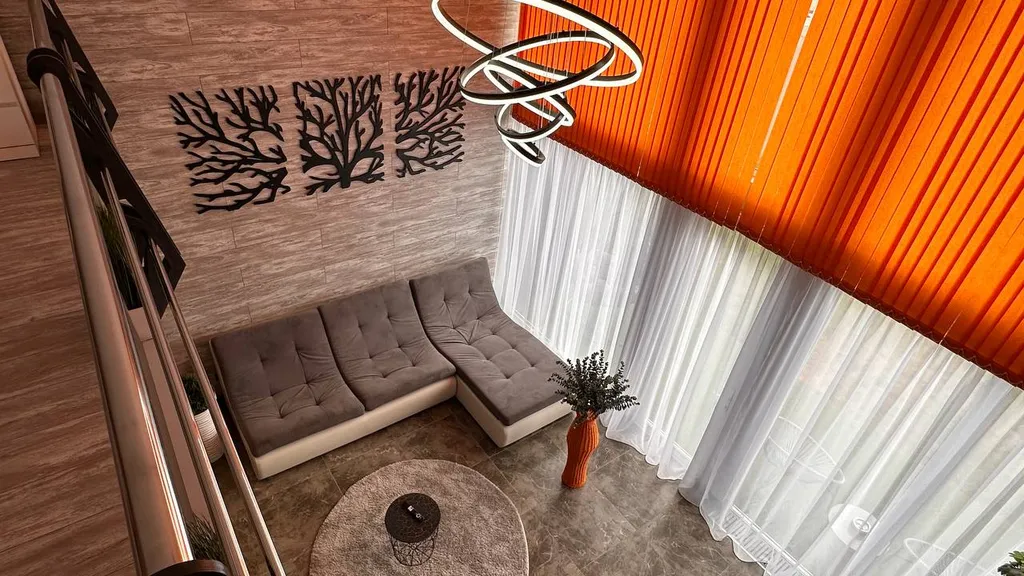 Дом в стиле барнхаус с тёплым бассейном и сауной