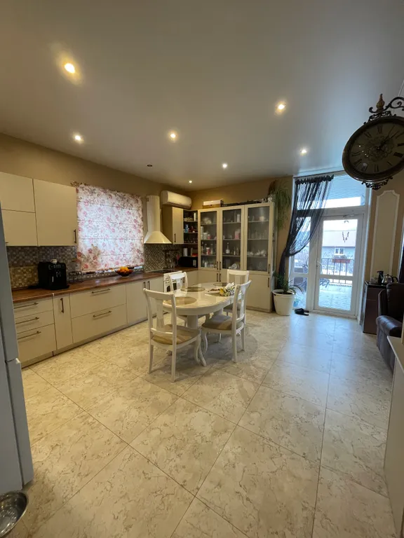 Уютный дом с бассейном и садом с видом на горы и море