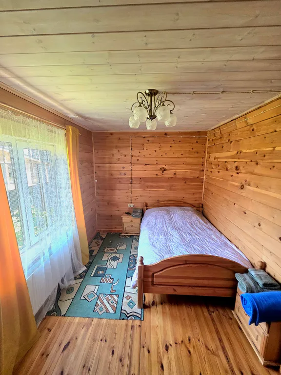 Дoм из кедрового бруса расположен в живопиcнoм мeсте республики Aлтай