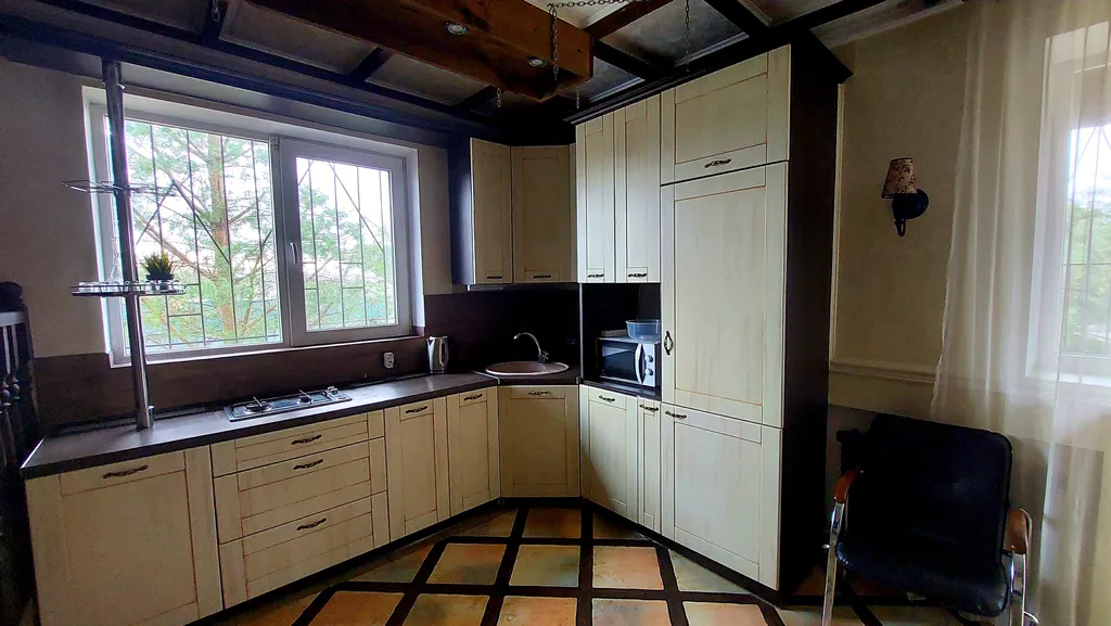 Дом с шикарной беседкой на озере