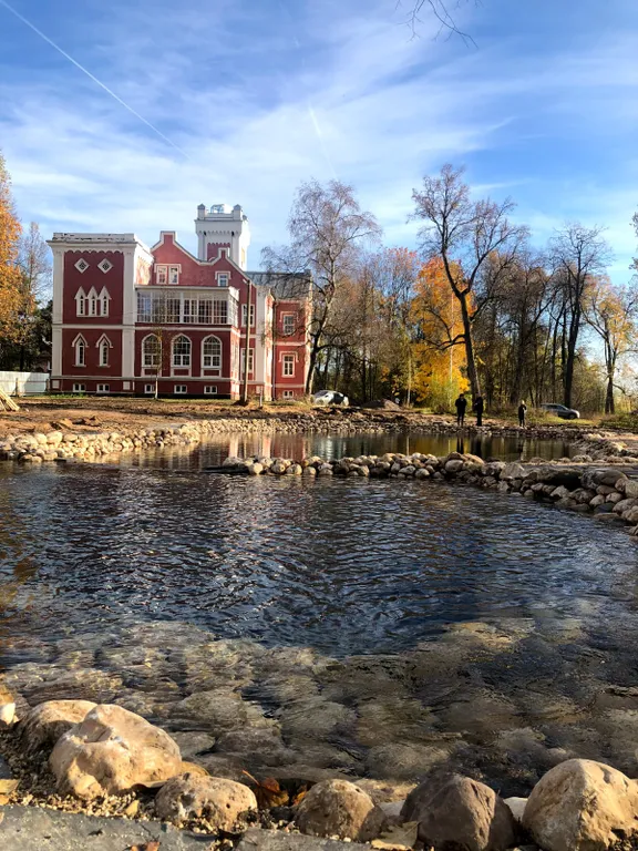 Благоустроенный дом на берегу реки