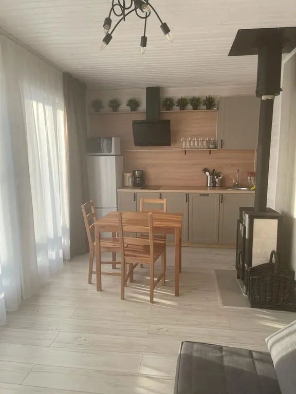 Уютный дом в лесу с видом на залив