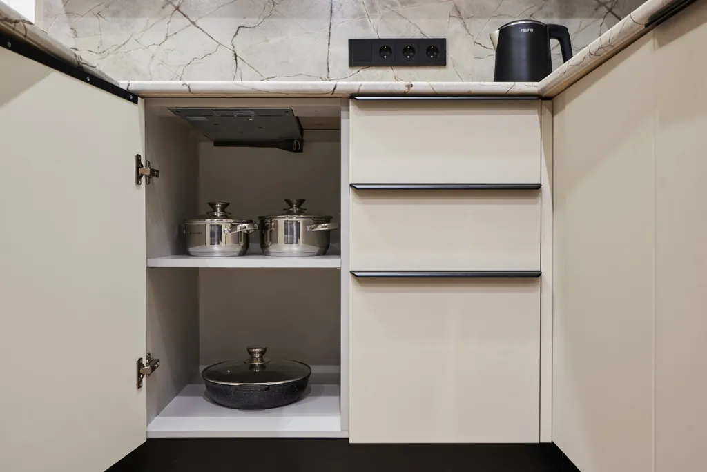 Студия для трех гостей