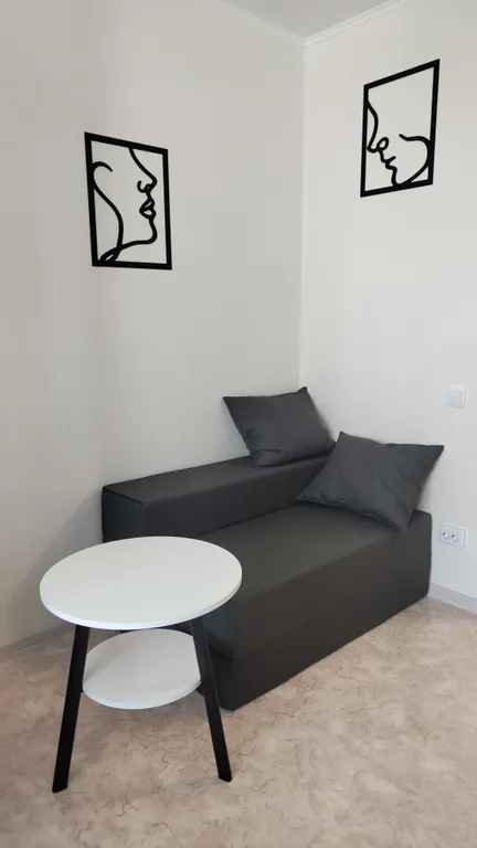 Уютная студия с камином рядом с озером