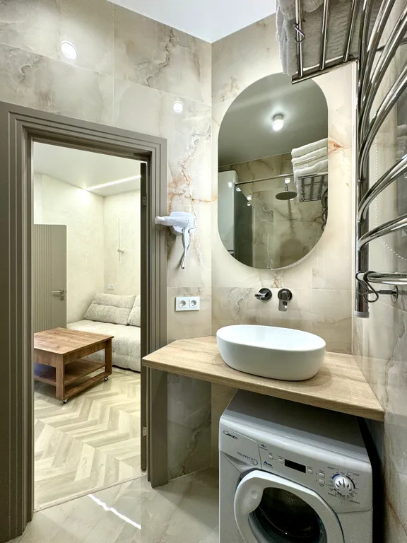 Евродвухкомнатный апартамент с балконом на первой линии