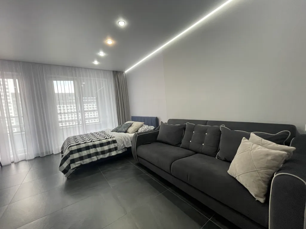 Просторная уютная студия с панорамным остеклением в тихий двор