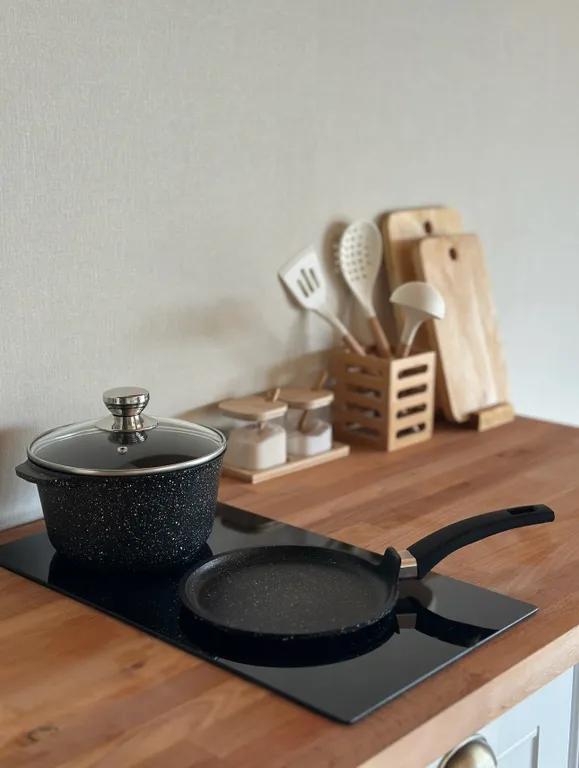 Дом-баня в красивом саду рядом с водоемом