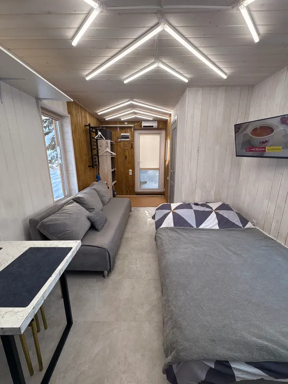 Дом с видом на горы в елочках