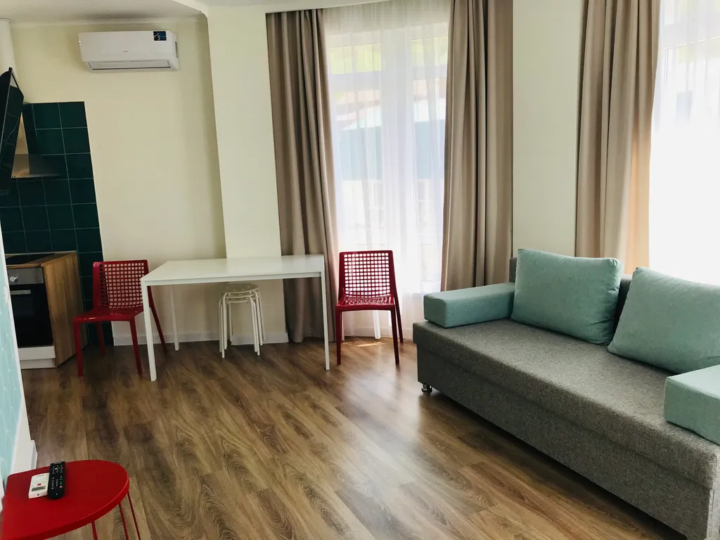 Семейные апартаменты с балконом №02 на 5 человек