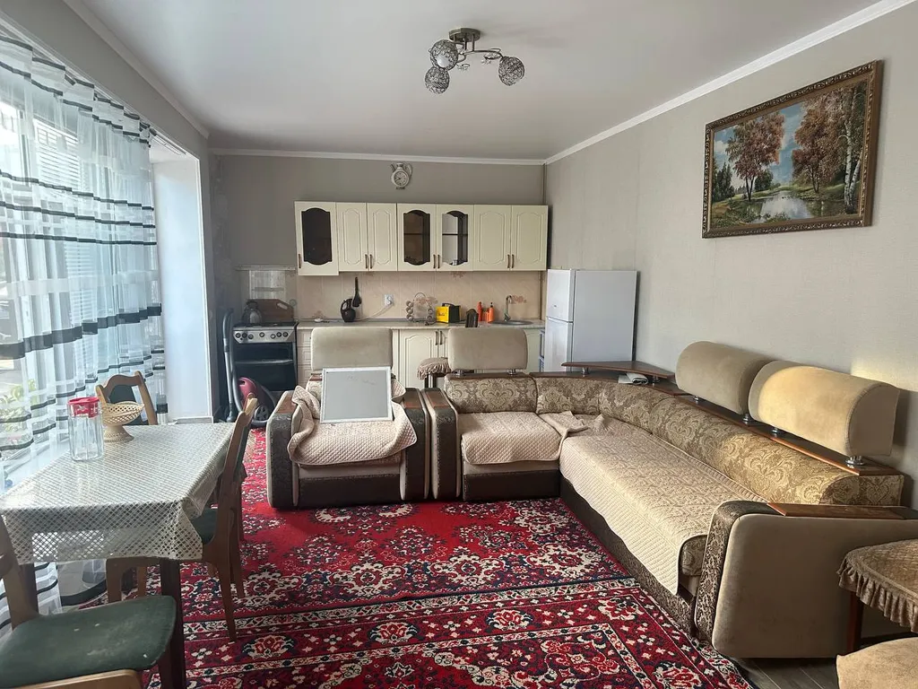 Большая студийная комната во дворе со всеми удобствами.