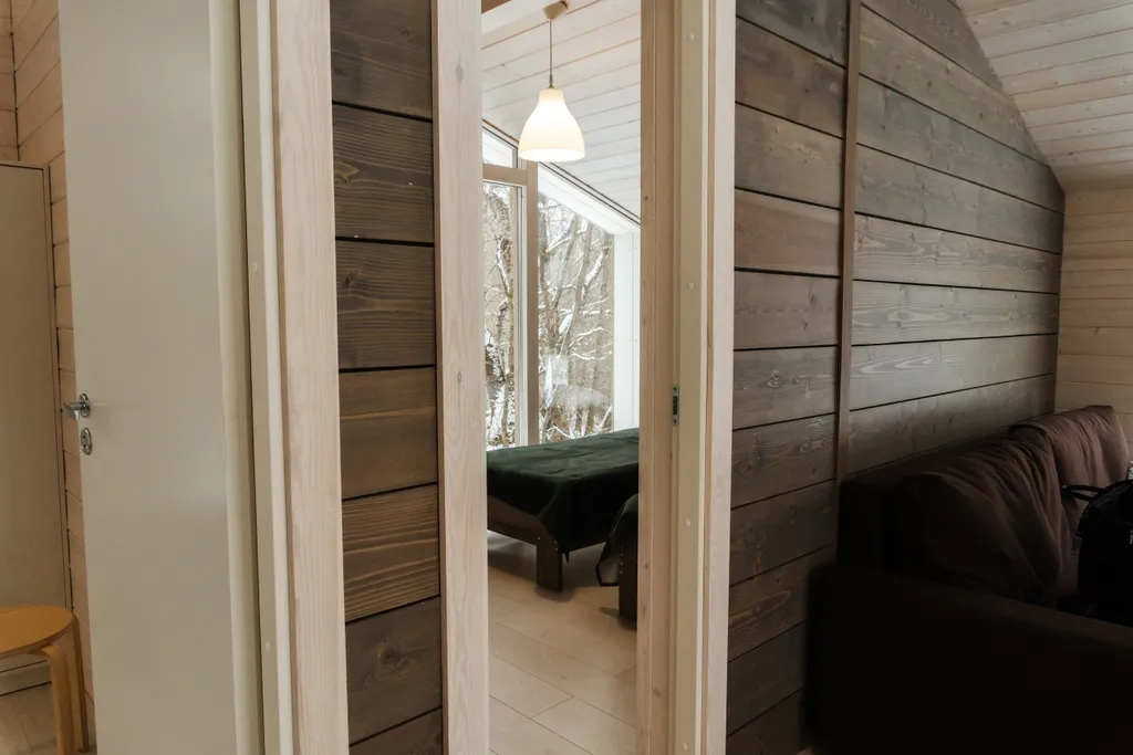 Дом с панорамными окнами в окружении леса