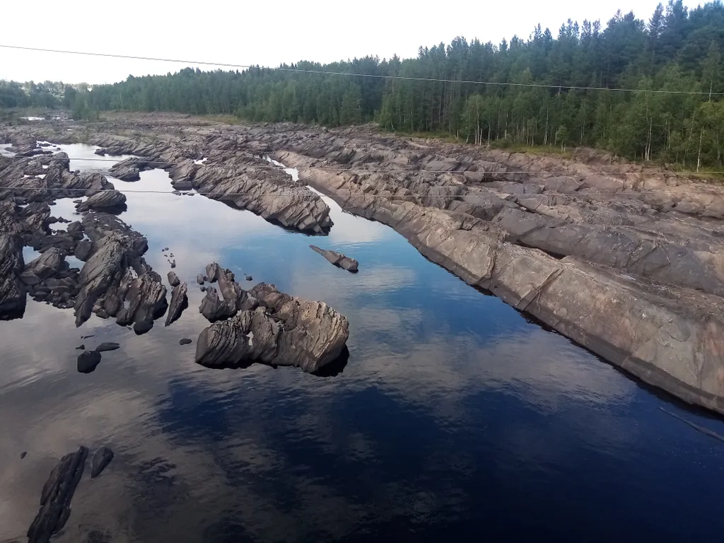 Благоустроенный дом на берегу с баней и катером
