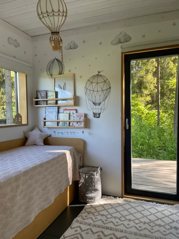 Уютный дом в тишине хвойного леса