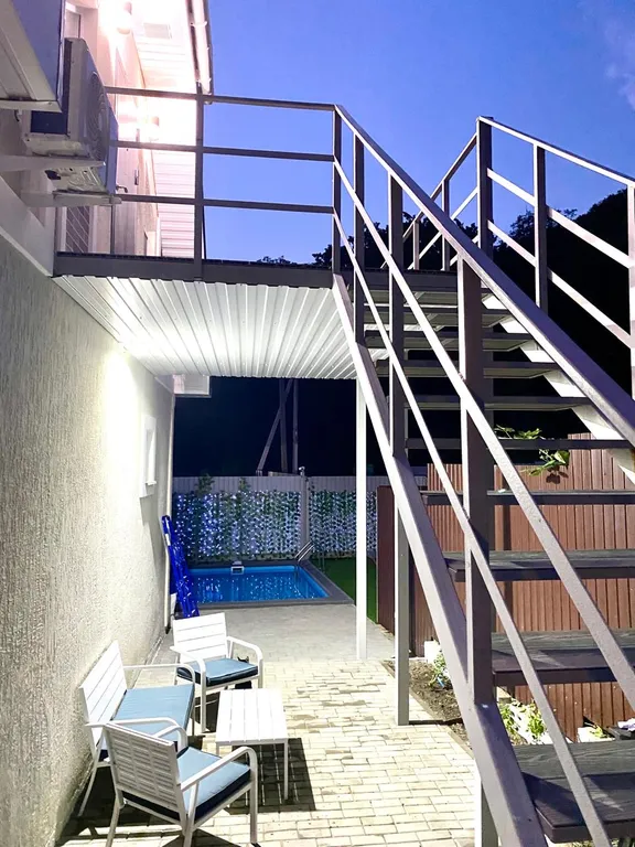 Коттедж Дом с бассейном и своей территорией — Бжид