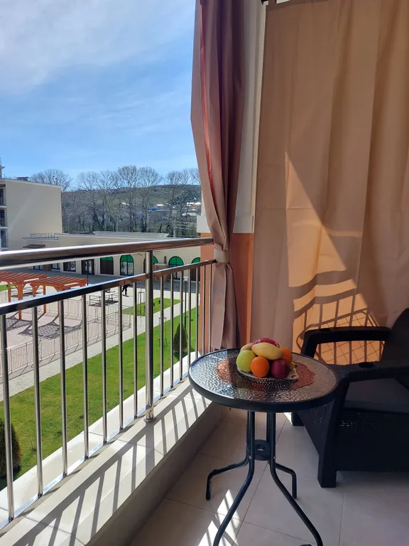 Студия с бассейнами в ЖК Кипарис