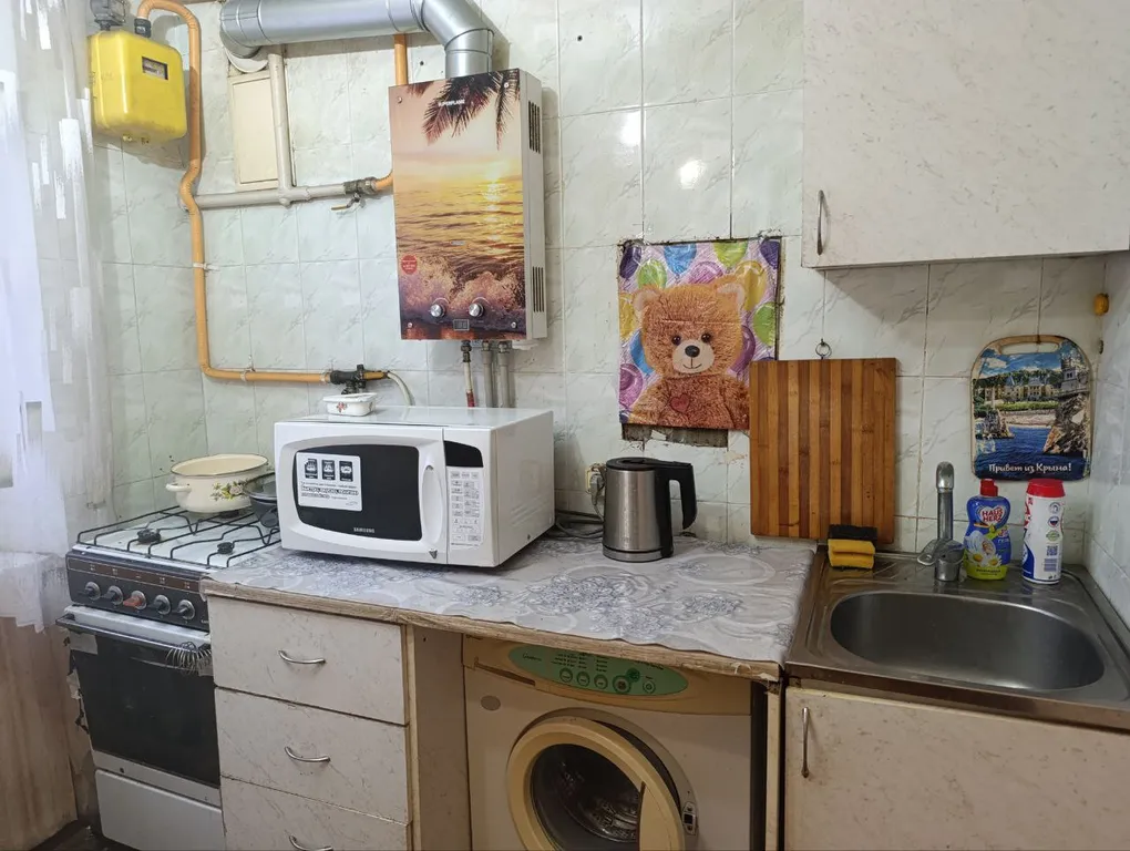 Двухкомнатная квартира в Шахтёрске с водой