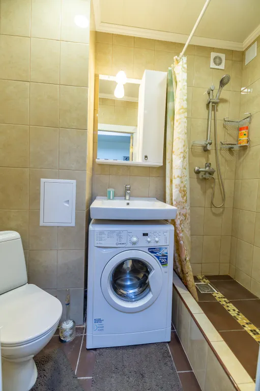 Истомáн для двоих с видом на город