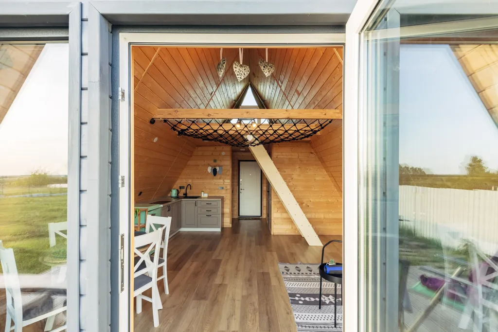 А-фрейм Ель на берегу реки