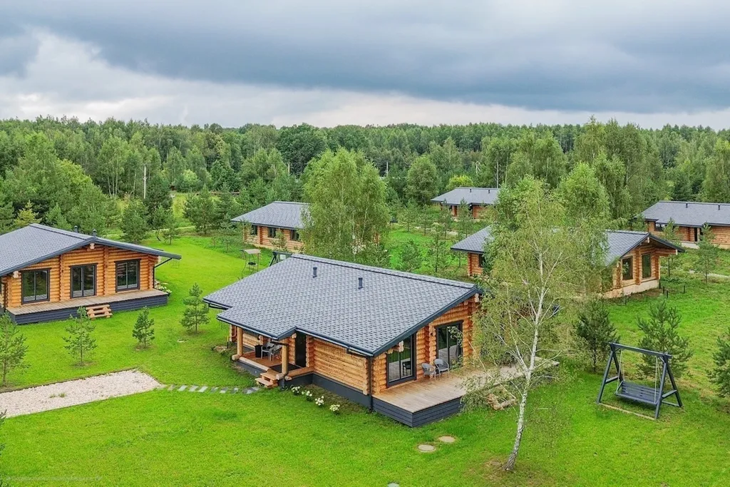 Уютный дом на берегу большого озера