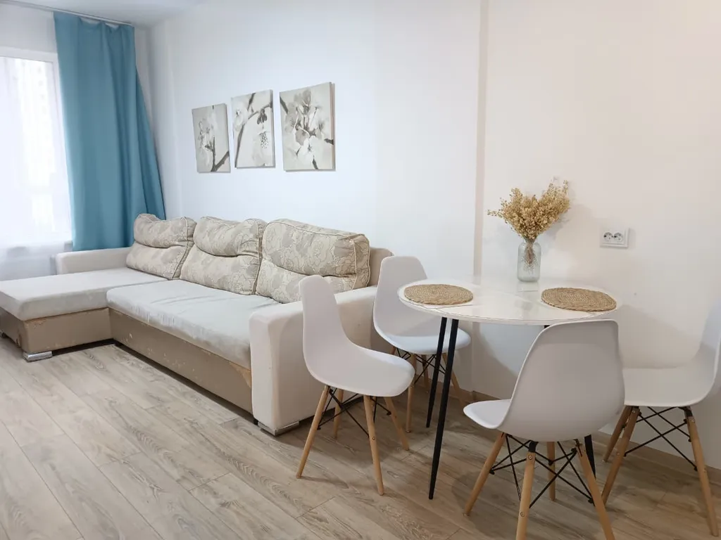 Двухкомнатная квартира возле озера и парка