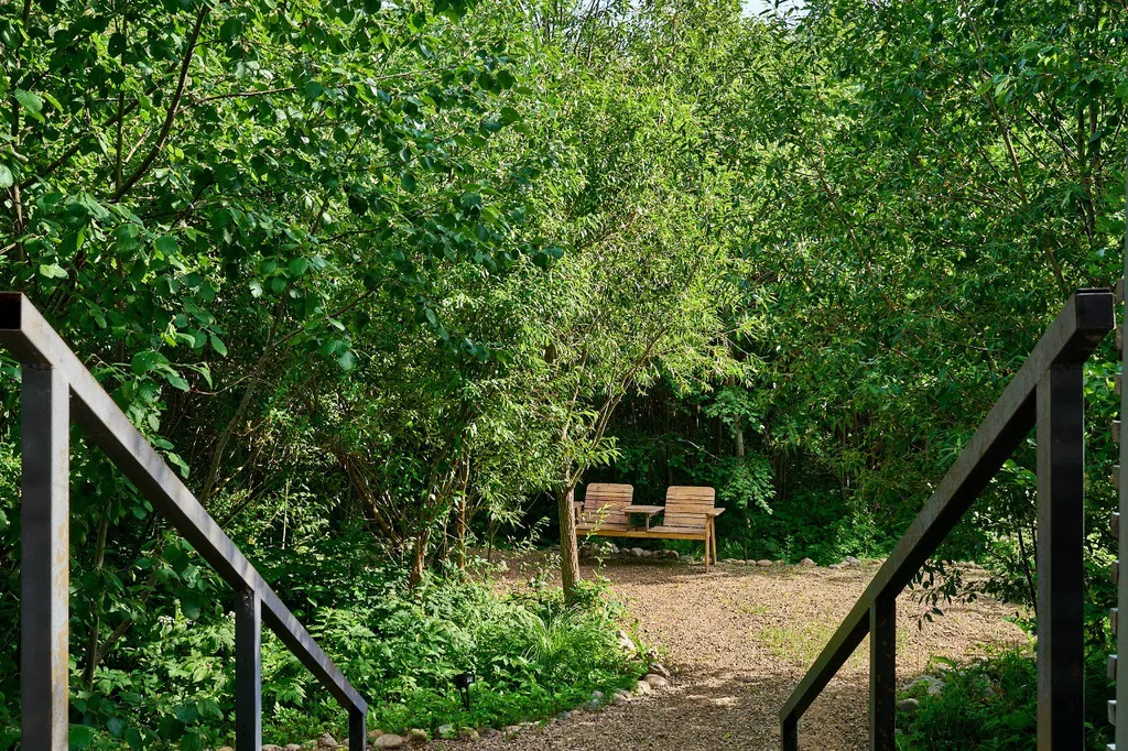 Коттедж с камином и большой террасой