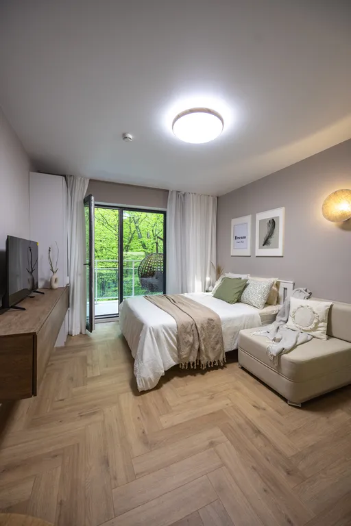 Студия в сосновом лесу у моря