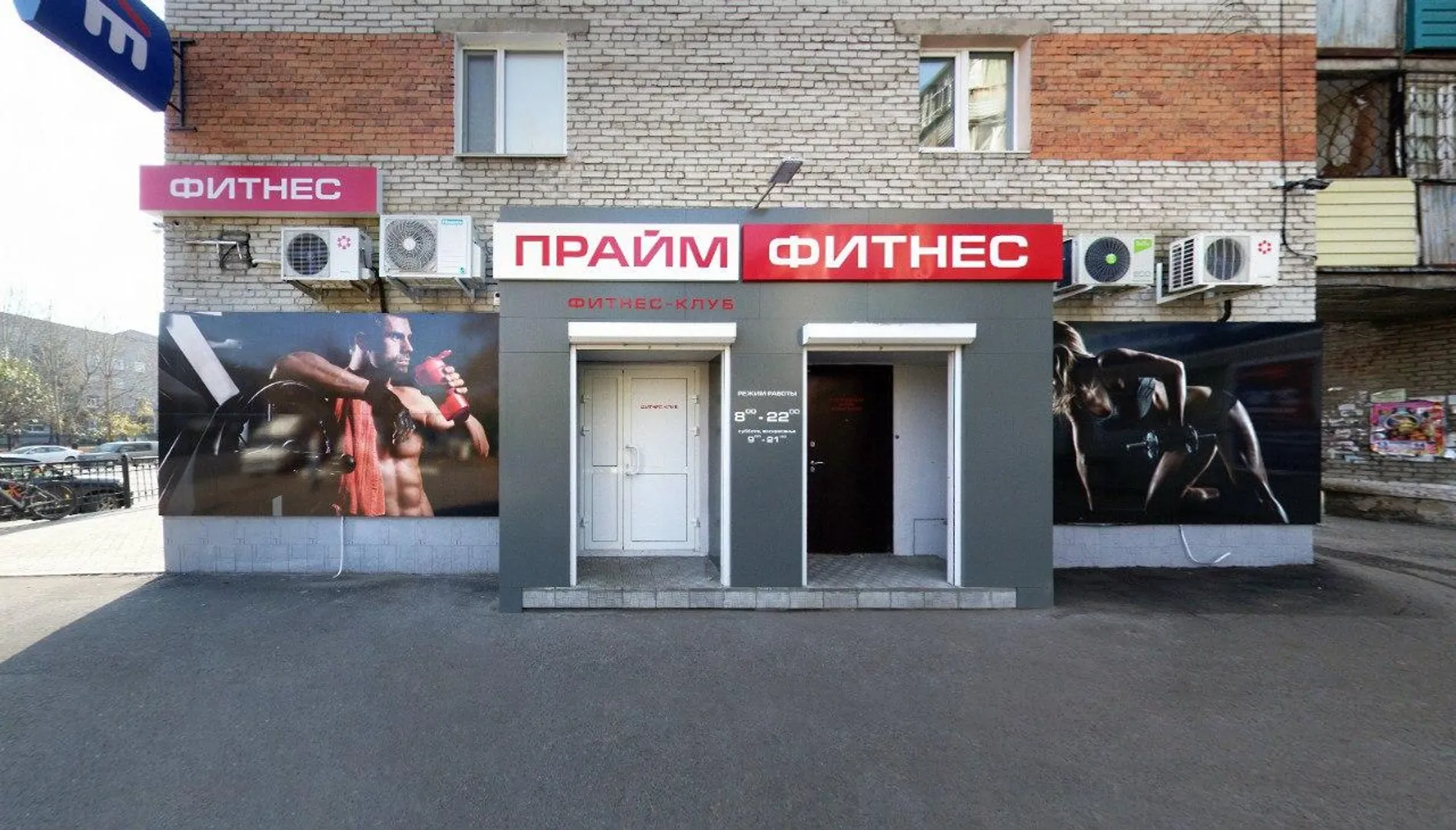В доме находится современный фитнес клуб (на цокольном этаже)