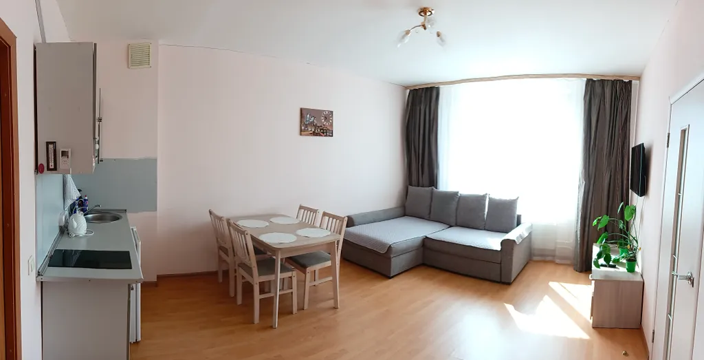 Квартира с видом из окна на покровскую башню и реку великую