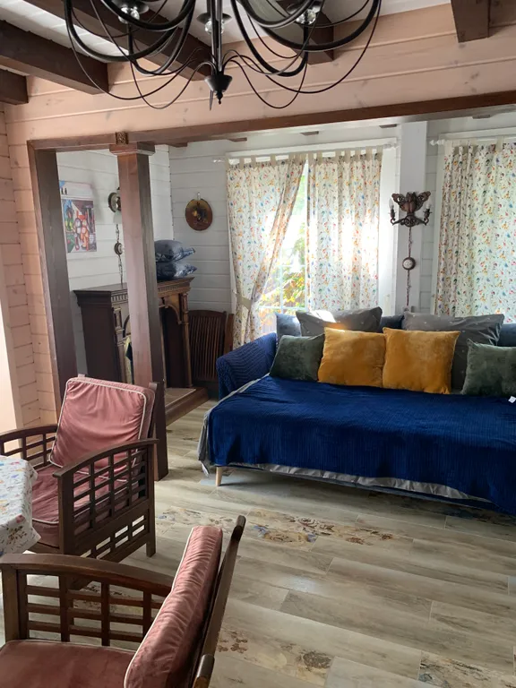 Уютный дом на пруду в черте города