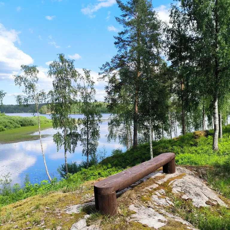 Дом на скале с видом на озеро