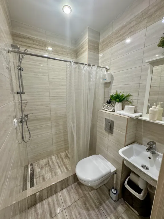 Студия с выделенной спальней и балконом в центре