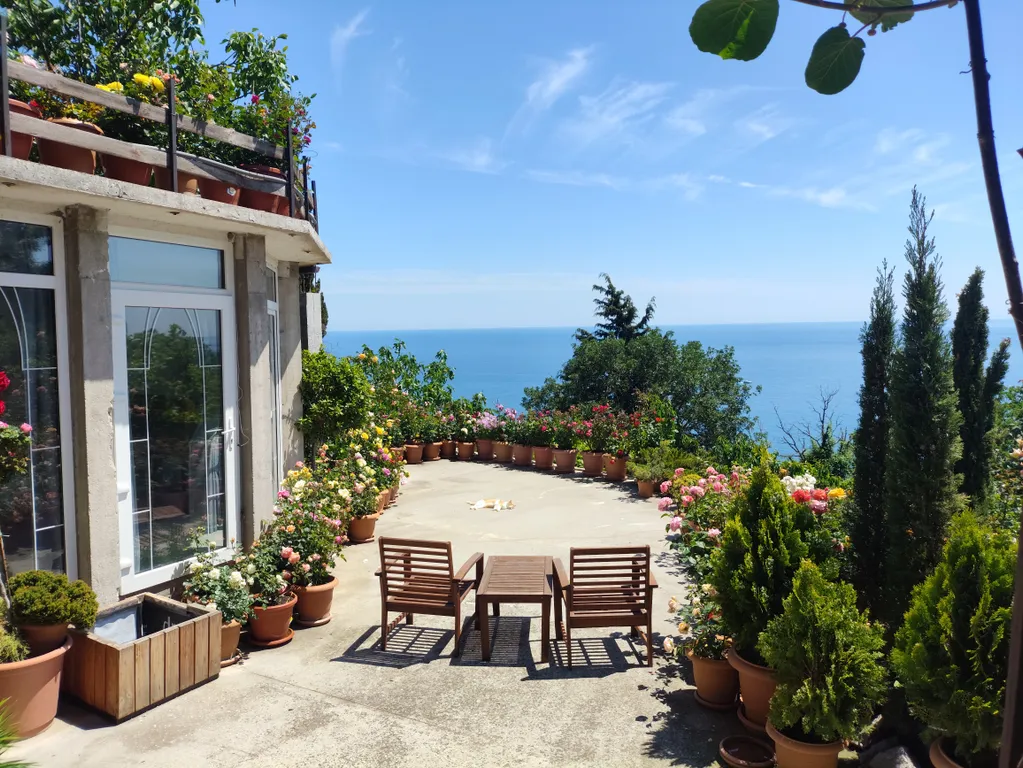 Уютный двухкомнатный домик в райском саду с видом на море