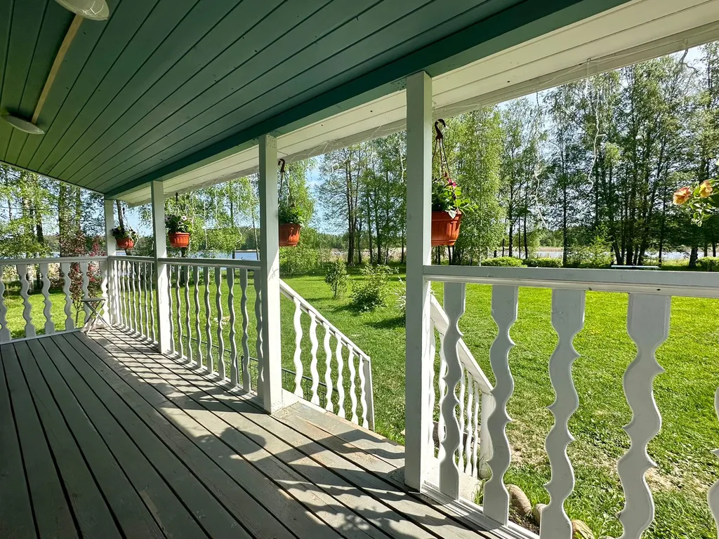 Дом на берегу озера