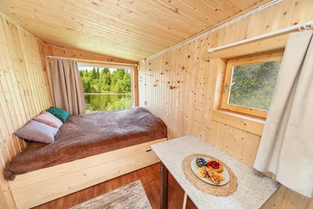 Домик с панорамным окном на берегу озера