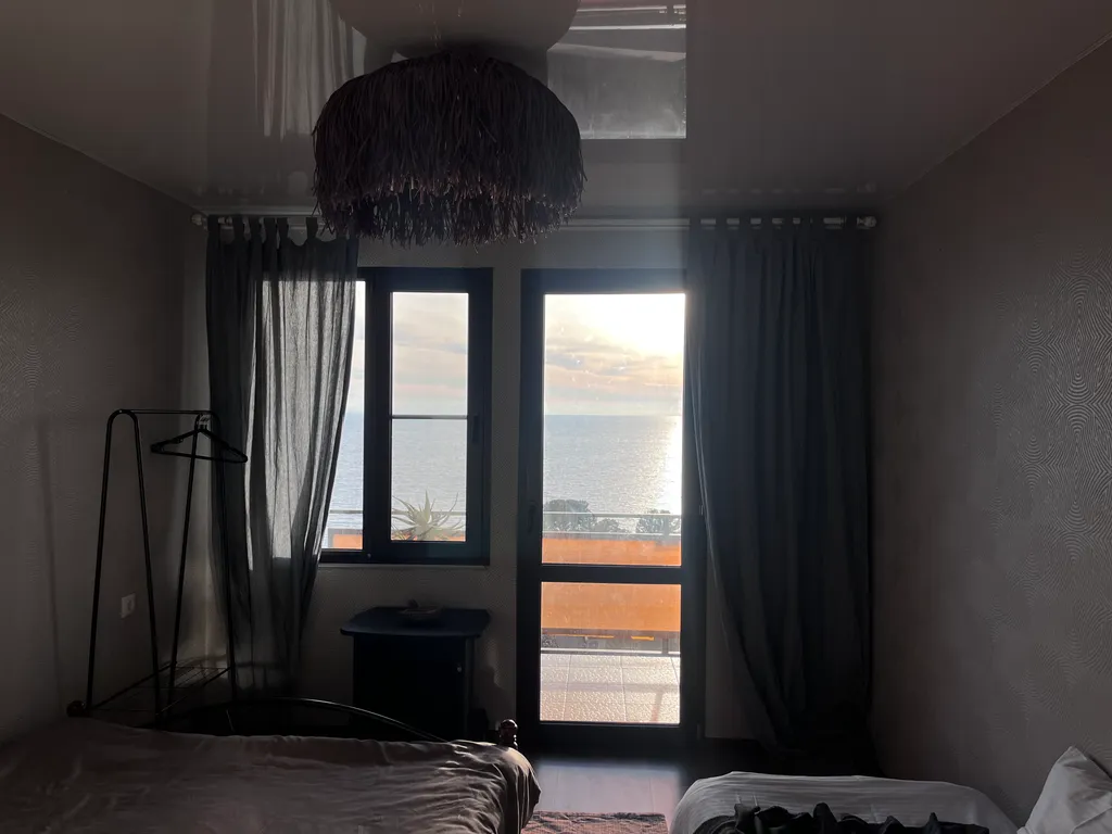 Дом на скалах с видом на море