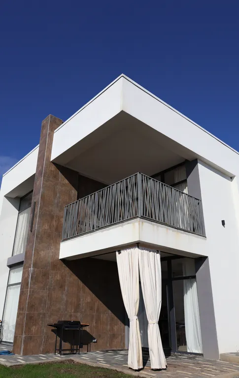 Светлый коттедж с видом на море