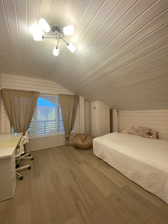 Загородный дом у леса с собственным прудом