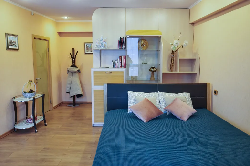 Уютная современная студия с удобным рабочим местом