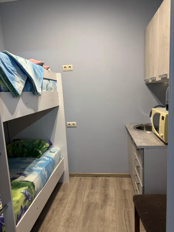 Номер без окна, общий туалет, без душа, имеется чайник, микроволновка,